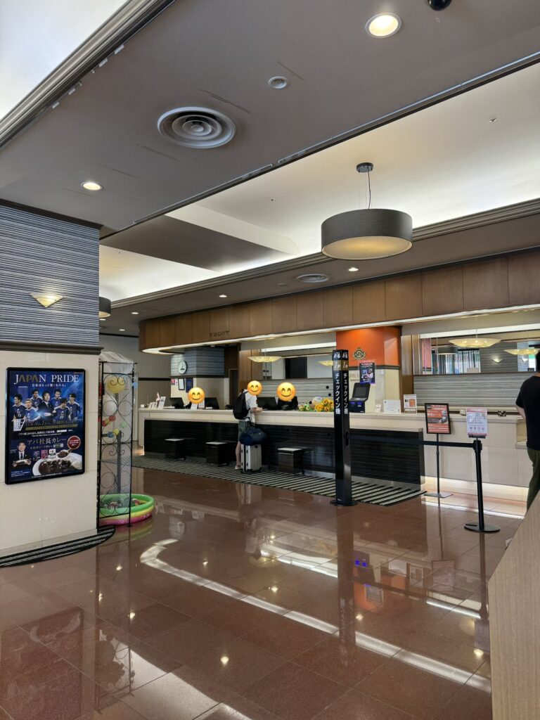 アパホテル〈札幌すすきの駅西〉の広々としたフロント・ロビー
