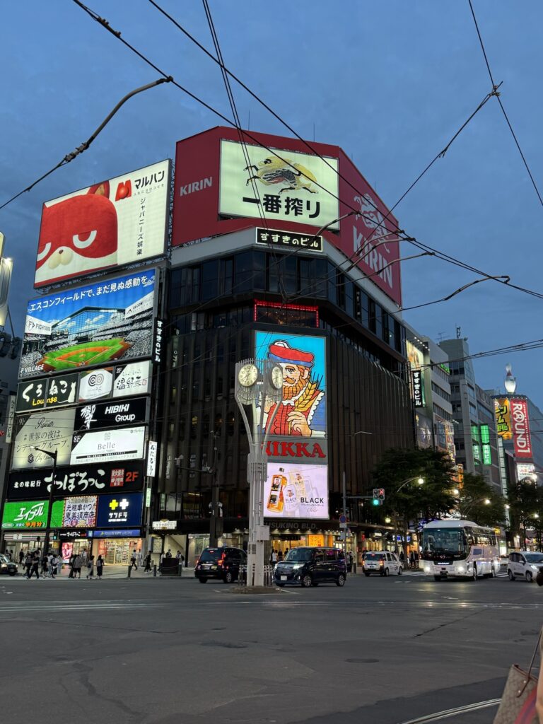 アパホテル〈札幌すすきの駅西〉周辺のすすきのの街並み