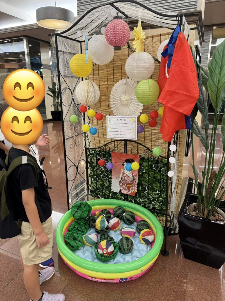 フロント前にある子ども向けの紙風船チャレンジコーナー