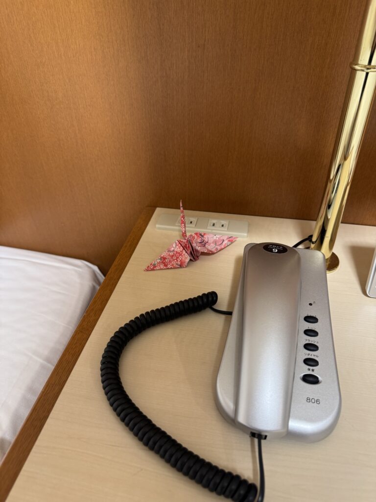 ベッド横のサイドテーブルに置かれた折り鶴