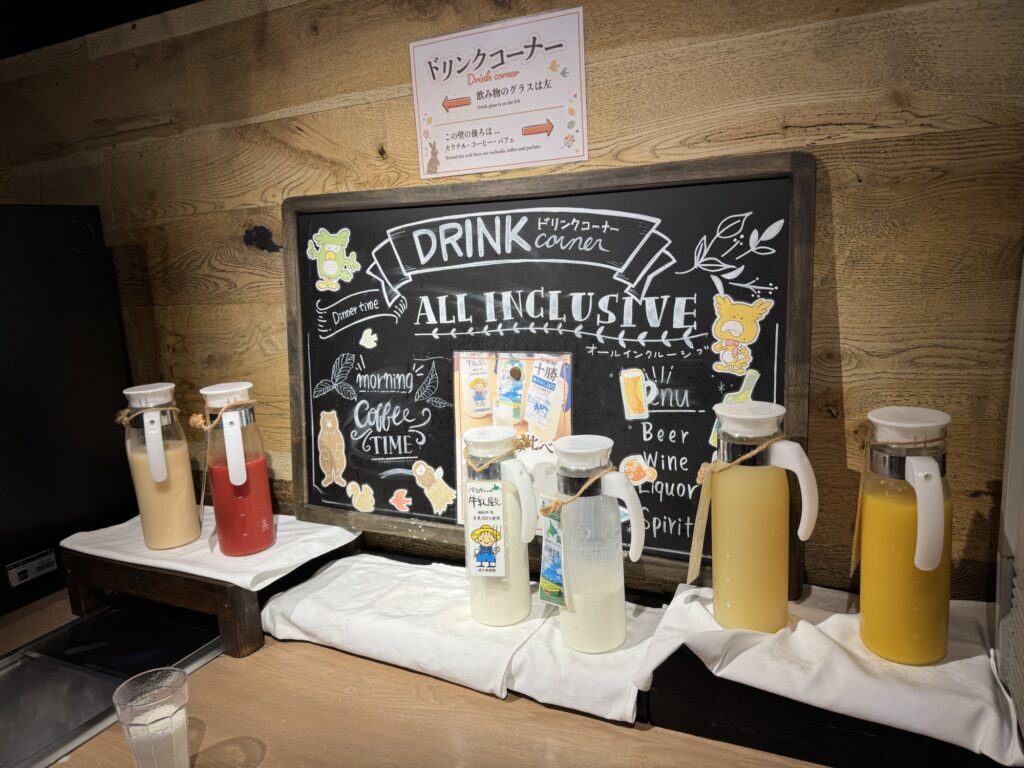 ホテルナトゥールヴァルト富良野の朝食ビュッフェ（海鮮丼・北海道の牛乳飲み比べ）