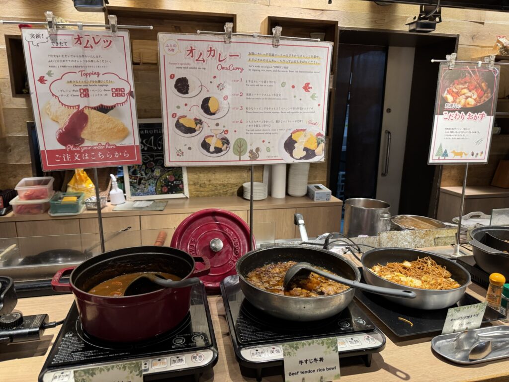 ホテルナトゥールヴァルト富良野の朝食ビュッフェ（海鮮丼・北海道の牛乳飲み比べ）