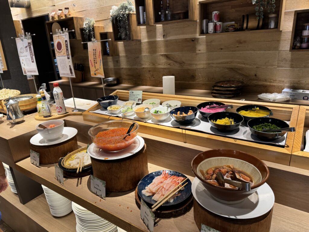 ホテルナトゥールヴァルト富良野の朝食ビュッフェ（海鮮丼・北海道の牛乳飲み比べ）