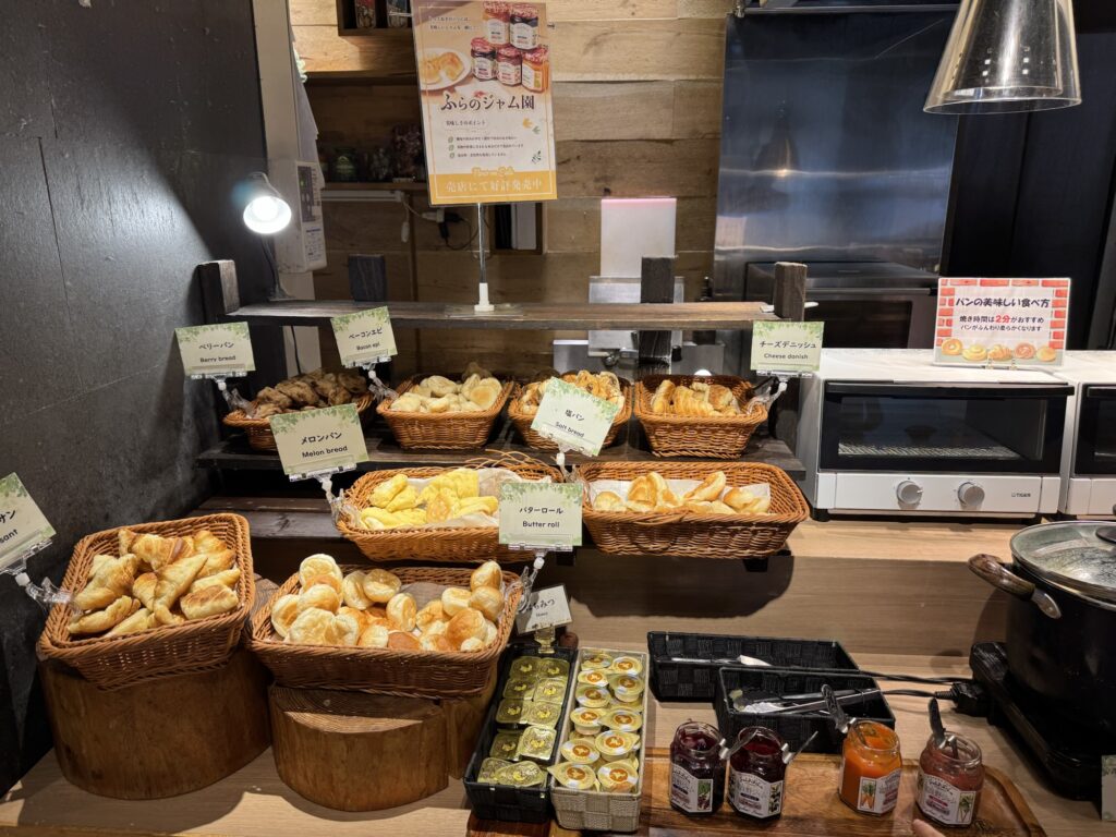 ホテルナトゥールヴァルト富良野の朝食ビュッフェ（海鮮丼・北海道の牛乳飲み比べ）