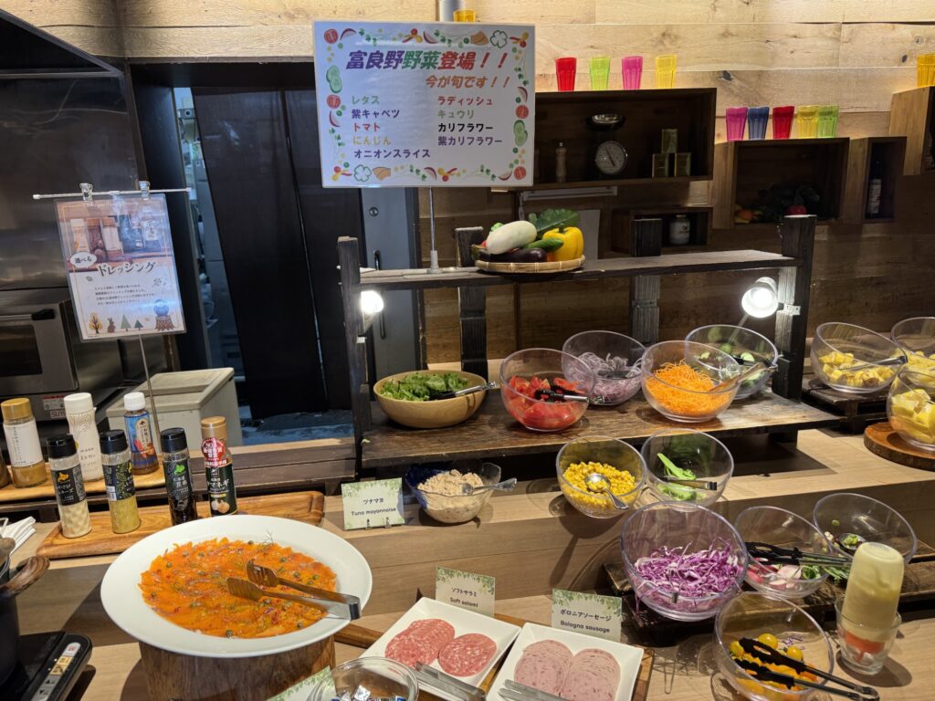 ホテルナトゥールヴァルト富良野の朝食ビュッフェ（海鮮丼・北海道の牛乳飲み比べ）