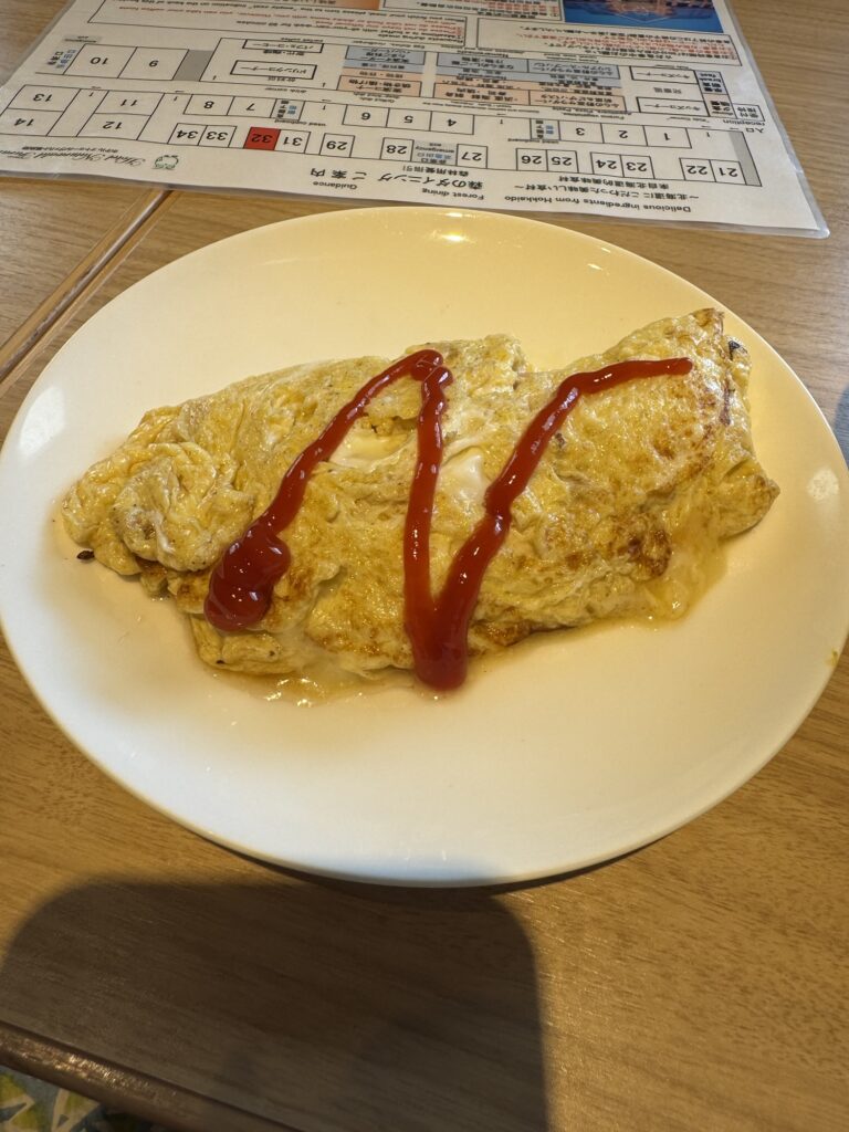 ホテルナトゥールヴァルト富良野の朝食ビュッフェ（海鮮丼・北海道の牛乳飲み比べ）
