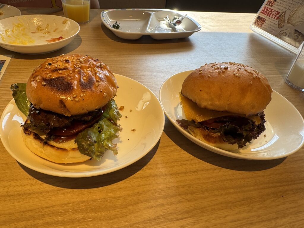ホテルナトゥールヴァルト富良野の朝食ビュッフェ（海鮮丼・北海道の牛乳飲み比べ）