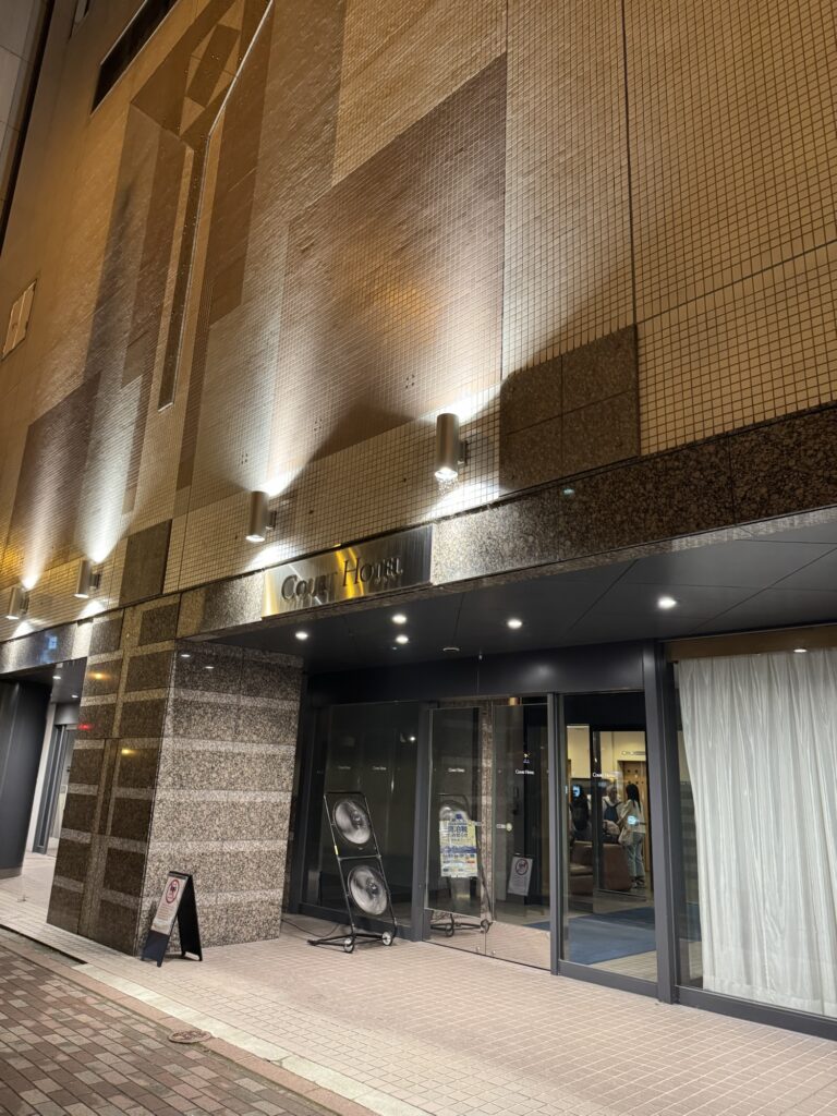 コートホテル旭川の外観と入口（夜）