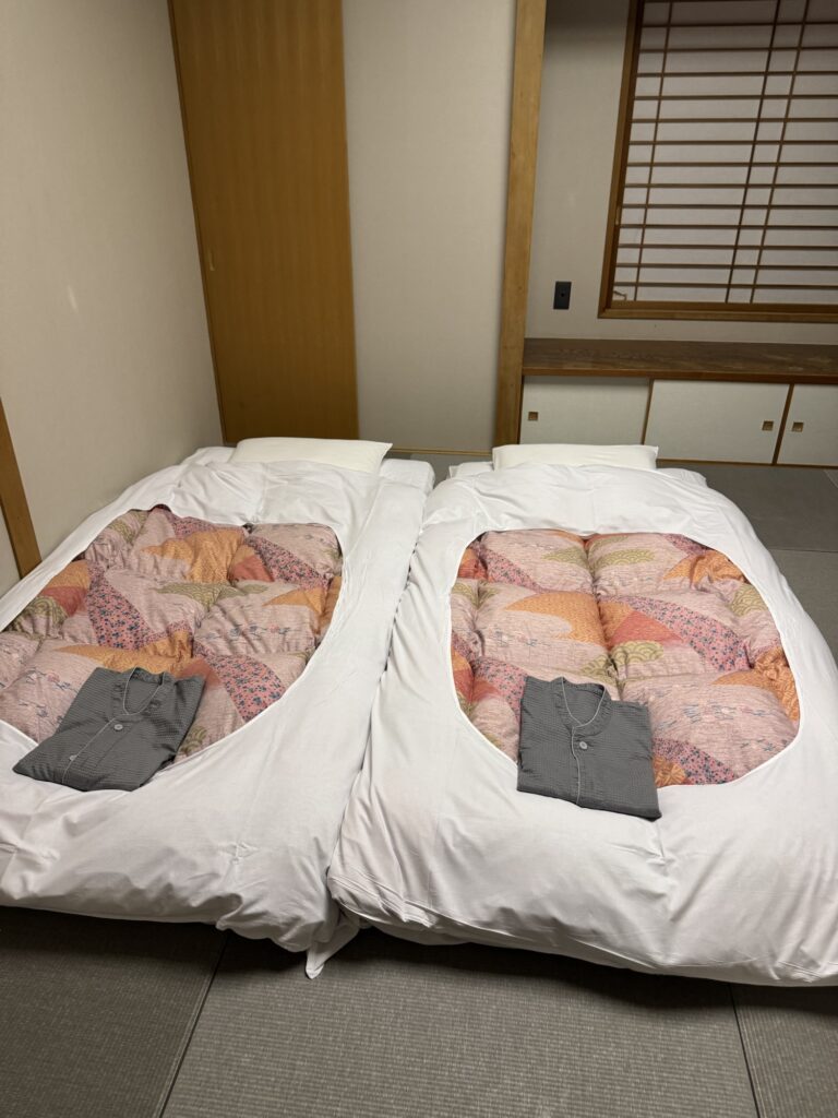 和室にあらかじめ敷かれた布団