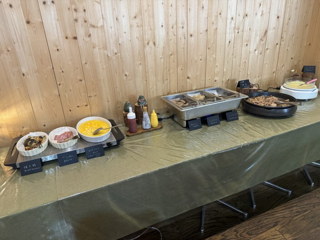 朝食ビュッフェに並ぶ和洋のおかず