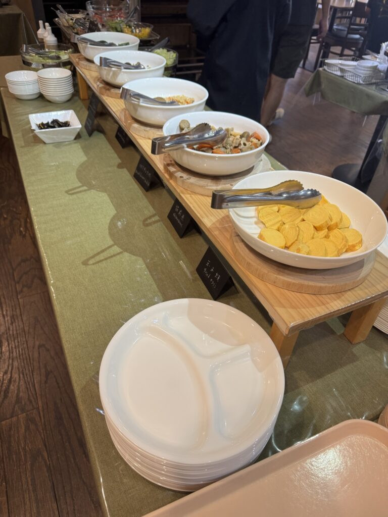 朝食ビュッフェの和惣菜（だし巻き卵や煮物）