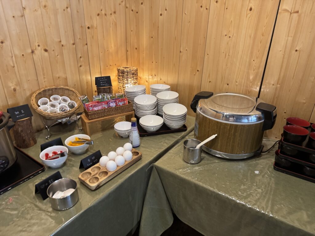 ご飯・ゆで卵・味噌汁が並ぶ朝食コーナー
