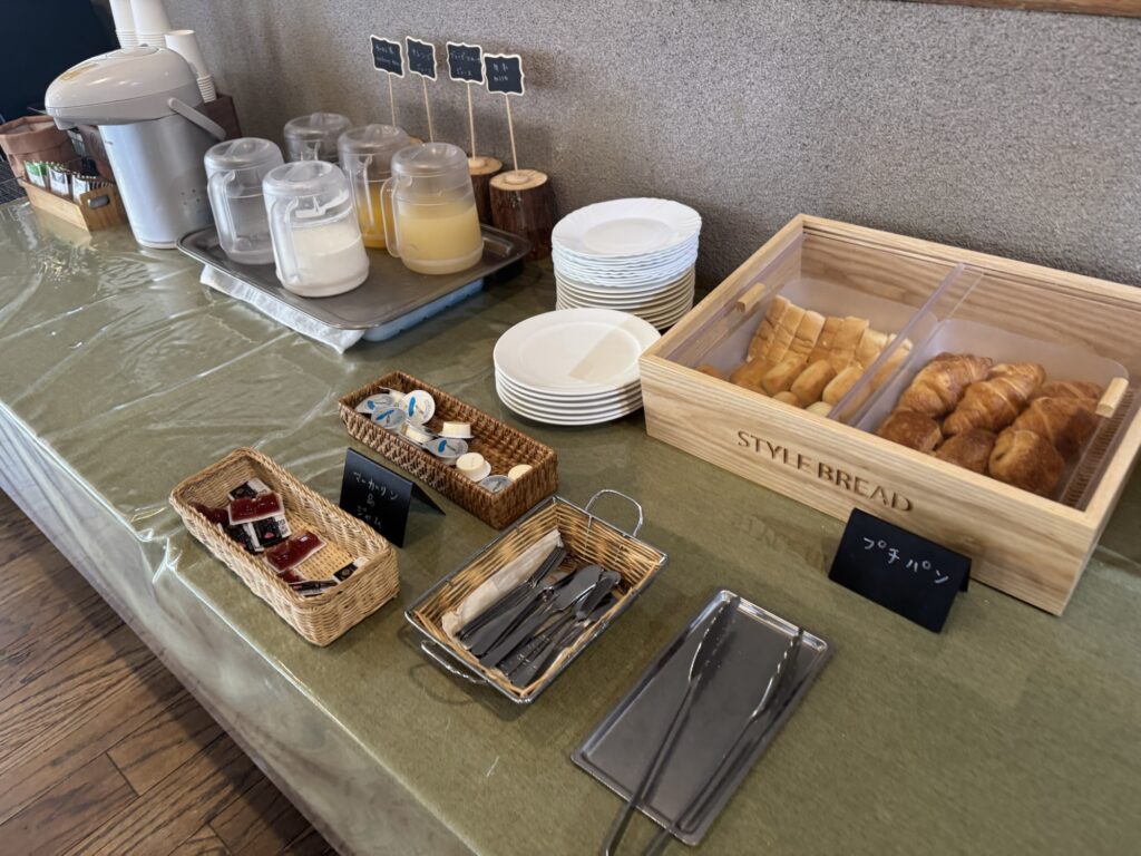 朝食ビュッフェのパンと飲み物のコーナー