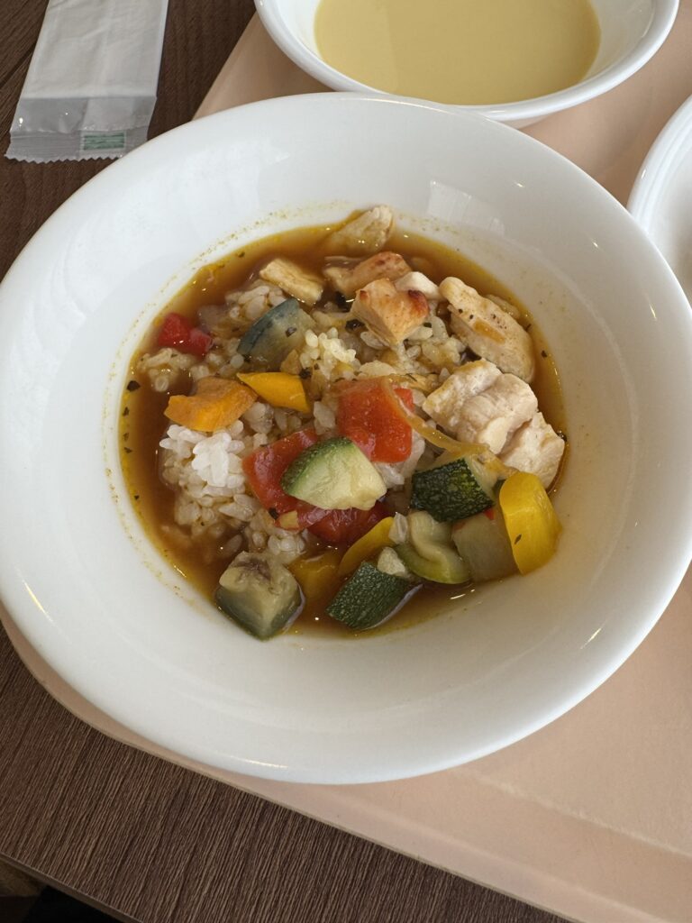 特製スープカレーをよそった朝食の一皿