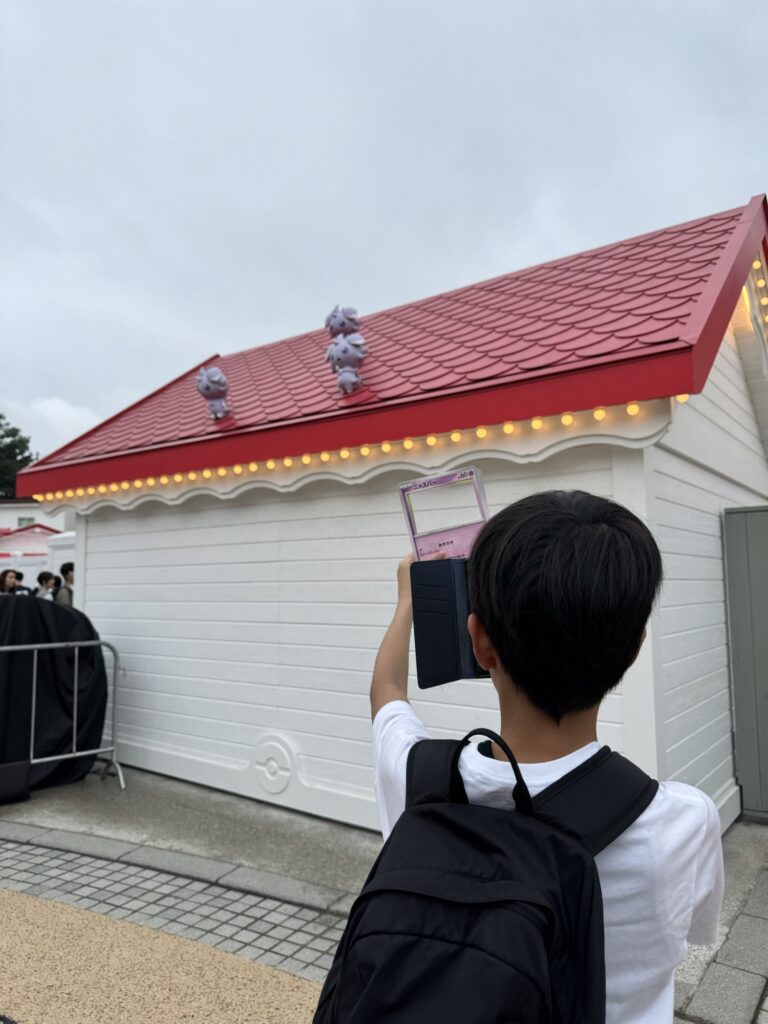 ポケモンカードの枠に合わせて写真を撮る息子